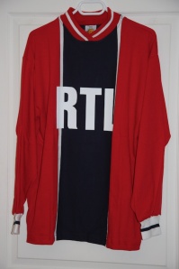 Réédition du maillot domicile alternatif 1974-76 (collection MaillotsPSG)