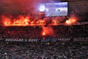La tribune réservée aux supporters parisiens à l'entrée des joueurs
